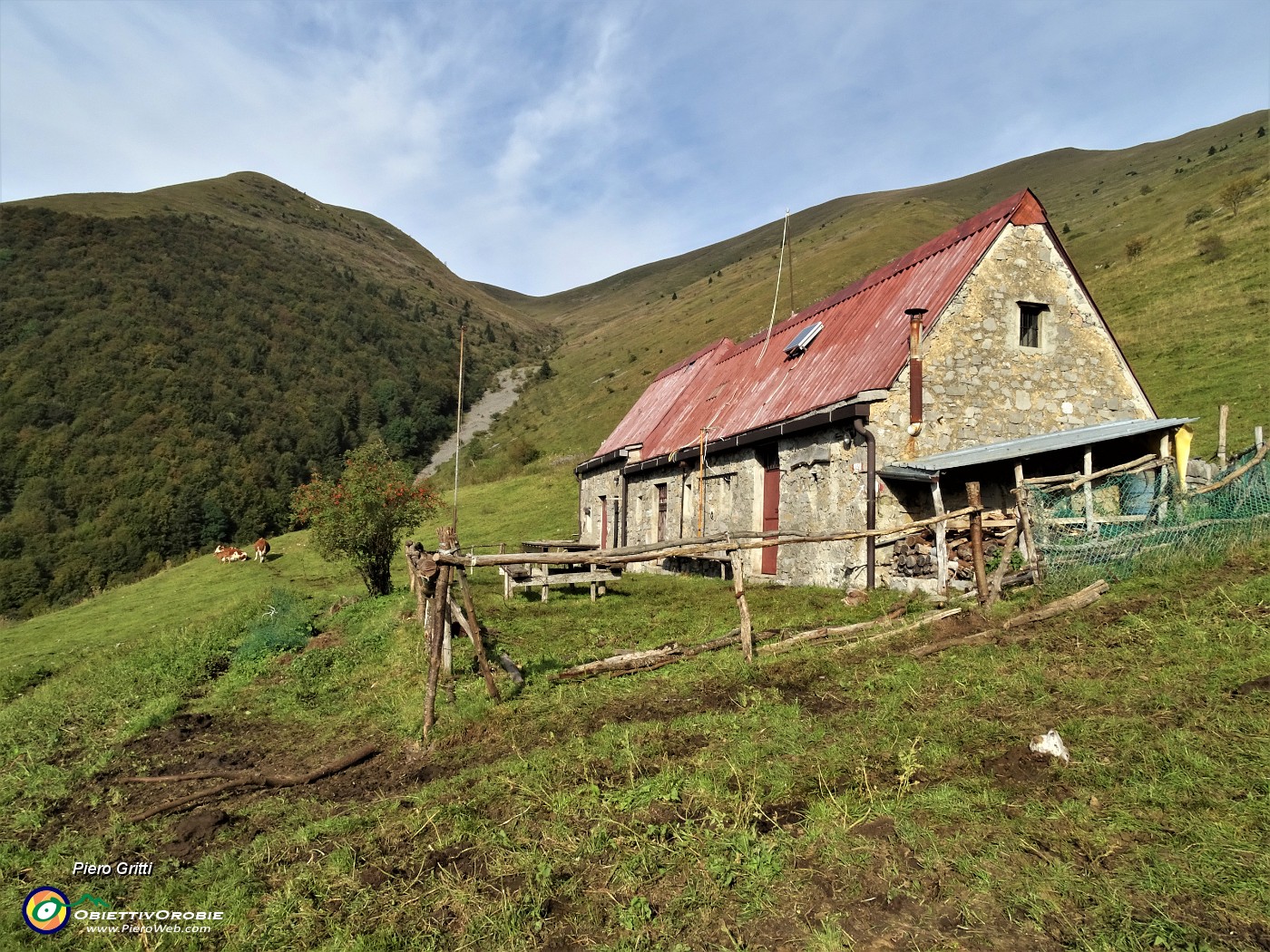 14 Passaggio alla Baita Baciamorti (1450 m).JPG